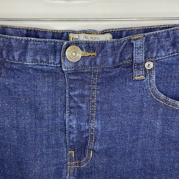Free People Basic Denim Blue Jean Skirt Size 8 (31x16) Dark Wash - Picture 2 of 4